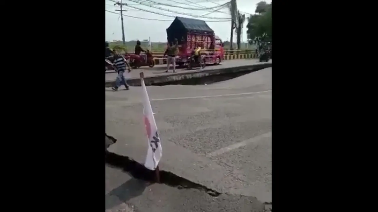 Jembatan Ngaklik 1 Lamongan ambles. (Ist)