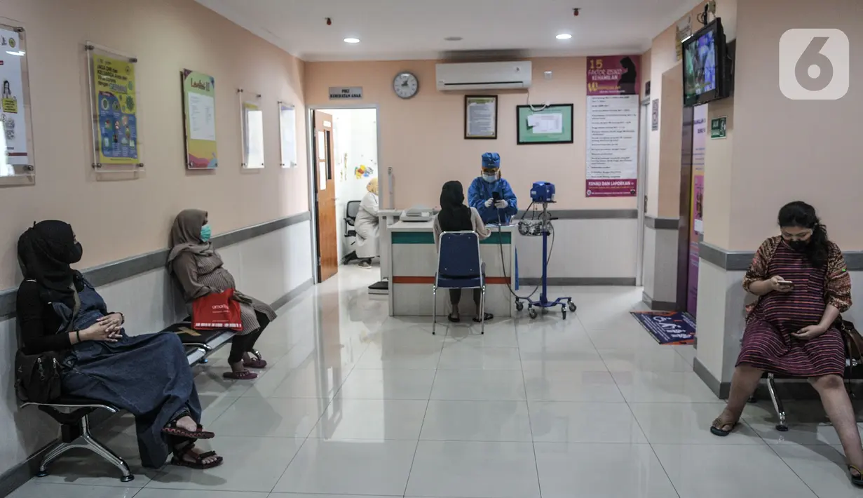 Suasana ibu hamil dan menyusui saat pemeriksaan rutin di Puskesmas Kecamatan Jatinegara, Jakarta, Kamis (26/11/2020). (merdeka.com/Iqbal S. Nugroho)