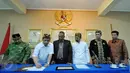 Sultan XIV Kasepuhan Cirebon P.R Arief Nata Negara (kedua kiri) menandatangani pernyataan sikap di Gedung Joeang, Jakarta (11/2/2015). Para raja meminta kepada pemerintah agar dilibatkan dalam berbagai permasalahan bangsa. (Liputan6.com/Helmi Afandi)