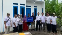 Peruri melalui program TJSL memberikan bantuan pembangunan rumah layak huni bagi masyarakat di di Dusun III Gempol Girang, Desa Sukamakmur, Telukjambe Timur, Kabupaten Karawang.