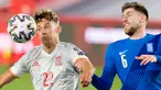 Bek Timnas Yunani, Giorgos Kyriakopoulos (kanan) menantang gelandang Spanyol, Marcos Llorentethe ajang kualifikasi Piala Dunia 2022 zona Eropa Grup B di stadion Los Carmenes , Granada, Jumat (26/3/2021) dinihari WIB. Spanyol tertahan 1-1 saat menjamu Yunani. (JORGE GUERRERO/AFP)