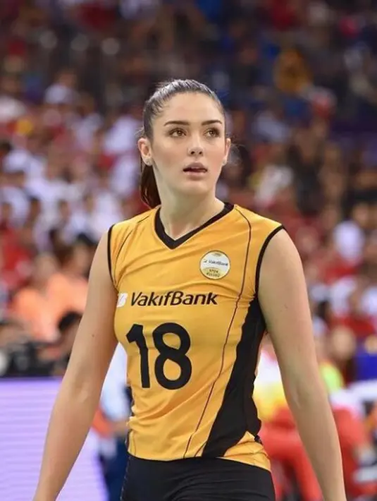 Kemampuan Zehra Gunes dalam bermain voli tak bisa dianggap remeh. Pevoli yang bermain di posisi middle blocker itu bahkan kerap menghantarkan Timnas Turki dalam berbagai kejuaraan nasional. (Instagram/zehragns18).