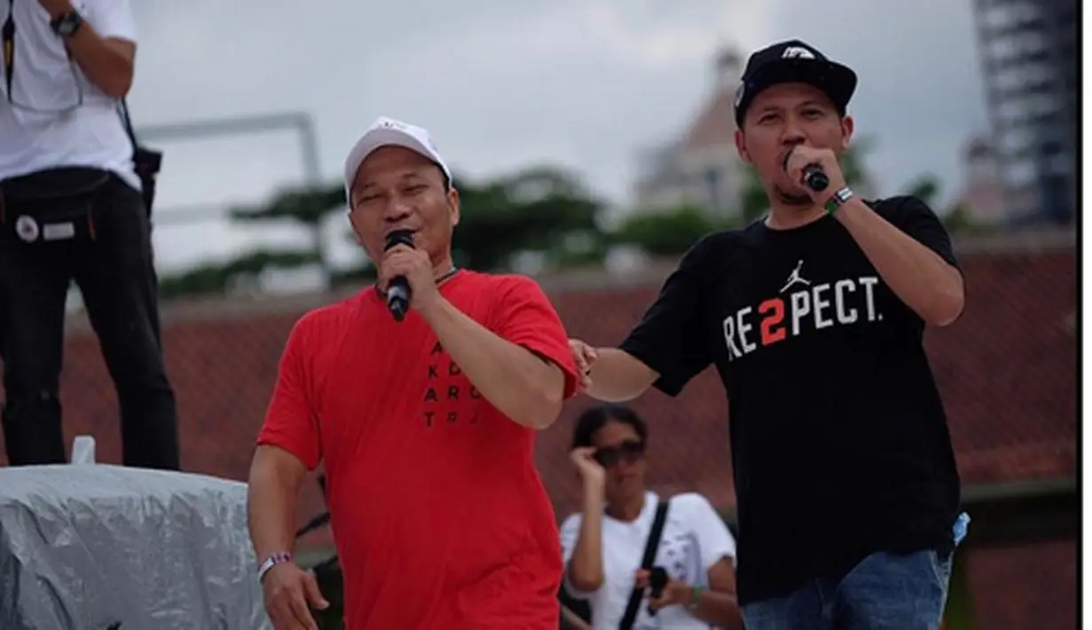 Gading Marten dan Iwa K ikut memeriahkan konser. Iwa K membawakan lagu Bebas, Iwa k dan Gading  sukses menghibur penonton yang didominasi dengan baju kotak-kotak tersebut. (dok.Instagram)