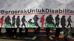 Sebuah spanduk dibentangkan saat aksi damai "Bergerak Untuk Disabilitas", Jakarta, Kamis (7/5/2015).  Kegiatan ini dilakukan untuk menyuarakan pemenuhan hak fasilitas umum yang mudah diakses oleh penyandang disabilitas (Liputan6.com/Johan Tallo)