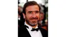 Mantan pemain MU, Eric Cantona, menghadiri pemutaran perdana film "Looking for Eric" di Cannes, Prancis, Senin (18/5/2009). (EPA/Guillaume Horcajuelo)