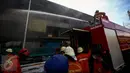Petugas pemadam kebakaran berusaha memadamkan api di Pasar Senen, Jakarta Pusat, Kamis (19/1). Petugas kesulitan memadamkan api karena banyaknya bahan yang mudah terbakar dan sulitnya petugas menjangkau titik api. (Liputan6.com/Faizal Fanani)