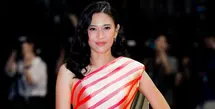 Dian Sastrowardoyo buktikan dirinya insan film sejati dengan marathon hadiri festival film internasional. Setelah dari TIFF 2025, pemeran karakter Jeng Yah itu nampak hadir di BIFF 2025 [@therealdisastr]