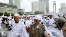 Massa yang dominan mengenakan warna putih melakukan aksi di Bundaran HI, Jakarta, Minggu (16/8/2015). Parade Tauhid yang diikuti berbagai organisasi massa Islam ini digelar dalam rangka mensyukuri kemerdekaan RI ke 70 tahun. (Liputan6.com/Faizal Fanani)