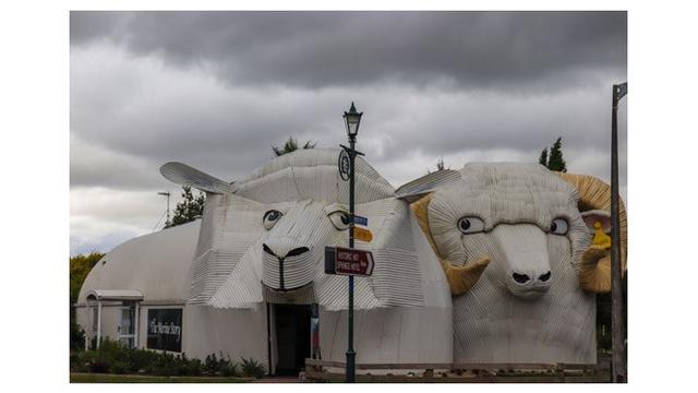 6 Potret Bangunan Bentuk Hewan Ini Unik, Punya Ciri Khas Tersendiri
