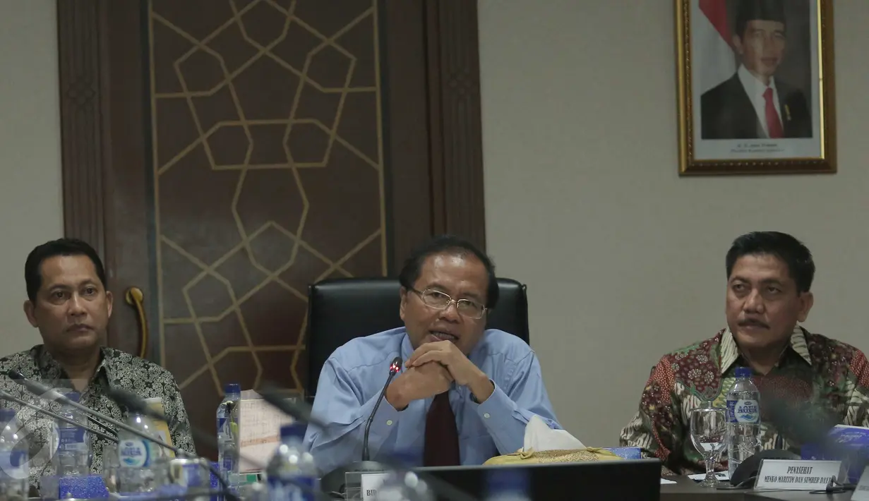 Menko Bidang Kemaritiman Rizal Ramli saat rapat koordinasi di Kantor Kemenko Kemaritiman, Jakarta, Senin (21/12). Pemerintah kembali menambah daftar 84 negara untuk kategori bebas visa ke Indonesia. (Liputan6.com/Angga Yuniar)