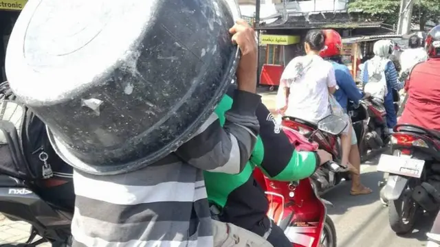 6 Potret Kelakuan Penumpang Ojek Online, Bikin Geleng-Geleng Kepala