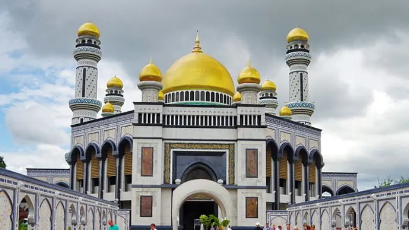 7 Masjid Berkubah Emas di Dunia yang Memesona Mata