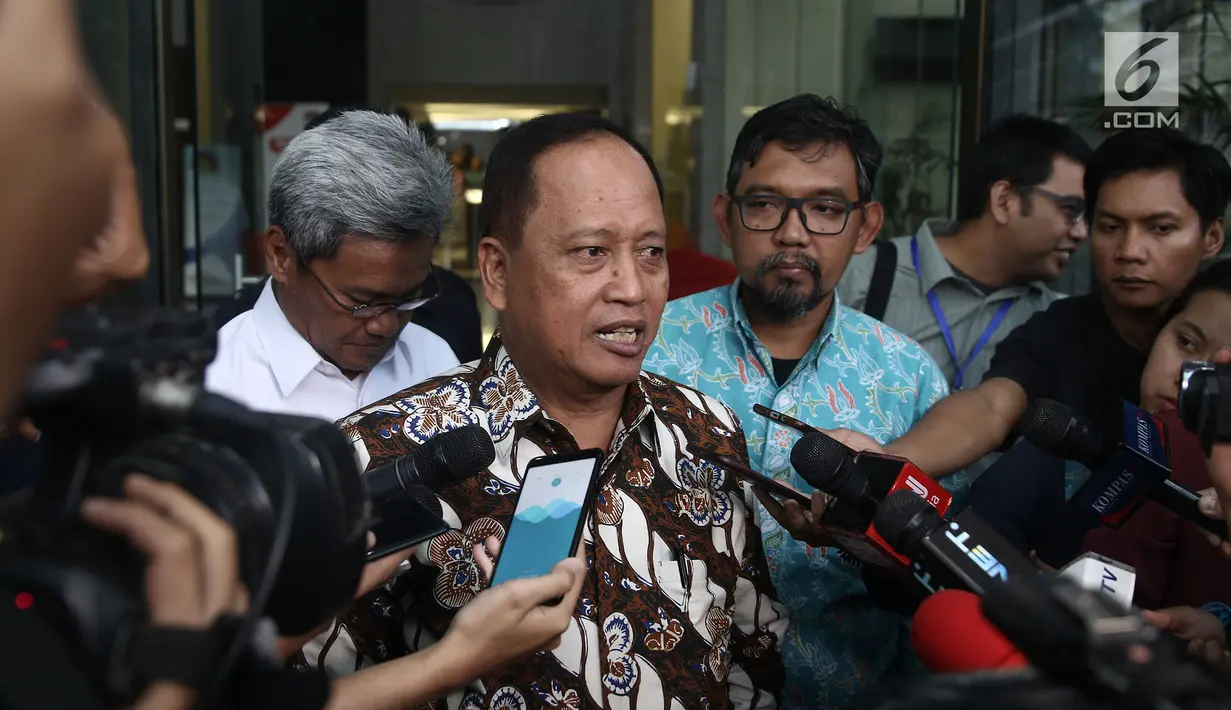 Menristekdikti, Mohamad Nasir memberikan keterangan kepada media usai mengunjungi KPK di Jakarta, Kamis (29/11). Kunjungan M Nasir tersebut untuk membicarakan kerjasama antar kedua lembaga terkait pencegahan anti korupsi. (Liputan6.com/Herman Zakharia)