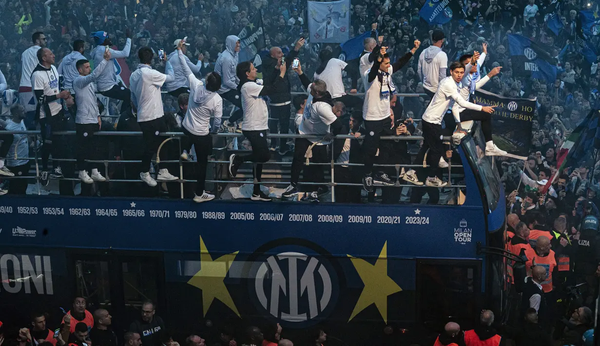 Suporter merayakan Inter Milan menjuarai Liga Italia musim 2024 di Kota Milan, Minggu (28/4/2024).  (Claudio Furlan/LaPresse melalui AP)
