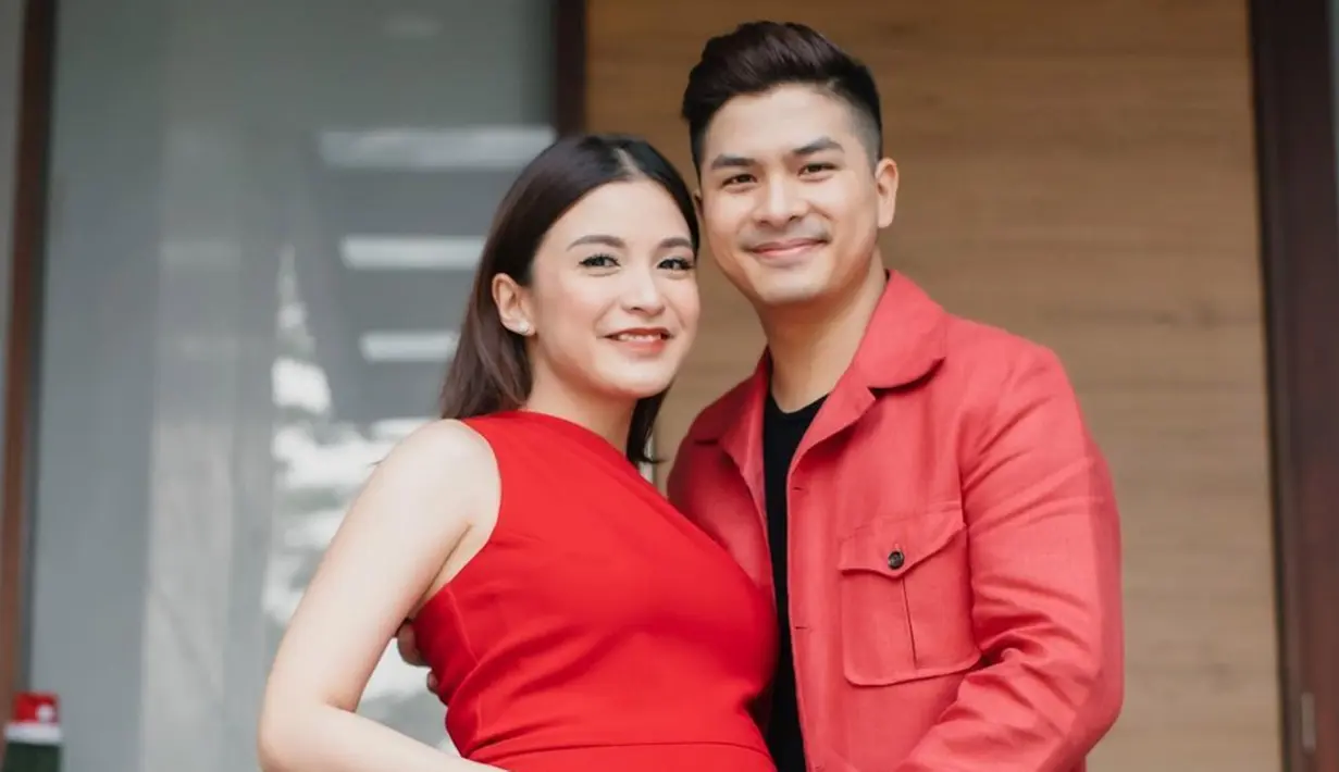 Hidup bahagia menjalani bahtera rumah tangga bersama Chelsea Olivia, pasangan ini kerap membagikan berbagai momen keluarganya di media sosialnya. Salah satu yang kerap diunggah yakni kekompakan mereka. Seperti mengenakan busana senada bak ABG pacaran. (Liputan6.com/IG/@chelseaoliviaa)