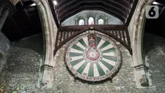 The Great Hall di Winchester, Hampshire menyimpan replika Meja Bundar dalam legenda. Alkisah sang raja dan para kesatrianya berkumpul di sana. (Liputan6.com/Elin Kristanti)