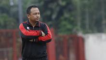 Pelatih Persika Karawang, Ricky Nelson, saat pertandingan melawan Persija pada laga uji coba di Stadion Soemantri Brodjonegoro, Kuningan, Jakarta, Sabtu (30/12/2017). Persija menang 3-1 atas Persika. (Bola.com/M Iqbal Ichsan)