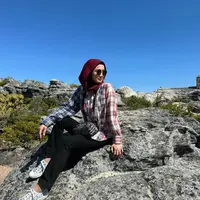 Penyanyi yang juga anggota DPR Dessy Ratnasari telah 20 tahun menjadi single parent. Hingga kini, perempuan seorang anak itu belum juga menikah. Bahkan, ia mengaku masih membuka hati untuk pria sebagai pendamping hidup.[Instagram/desyratnasariterdepan]