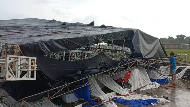 Panggung utama Gunungsindur Expo roboh.