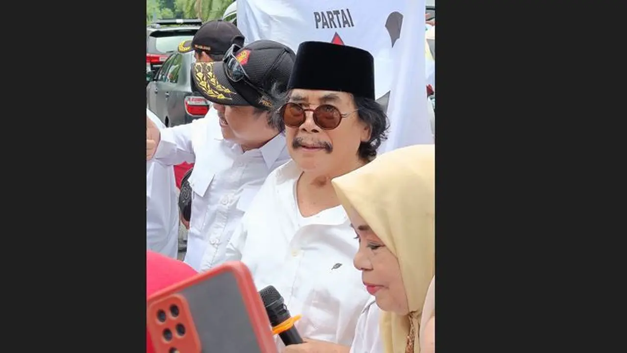 Seniman Betawi, Jaja Mihardja turut meramaikan suasana di sekitaran KPU pasca Prabowo Subianto dan Gibran Rakabuming Raka mendaftar sebagai capres-cawapres untuk Pemilu 2024.