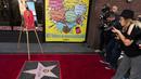 Nipsey Hussle dianugerahi secara anumerta dengan bintang di Hollywood Walk of Fame dalam kategori Recording di Los Angeles (15/8/2022). Ermias "Nipsey Hussle" Asghedom, gambar di sebelah kiri, adalah seorang artis rekaman, aktivis dan pengusaha. (AP Photo/Damian Dovarganes)