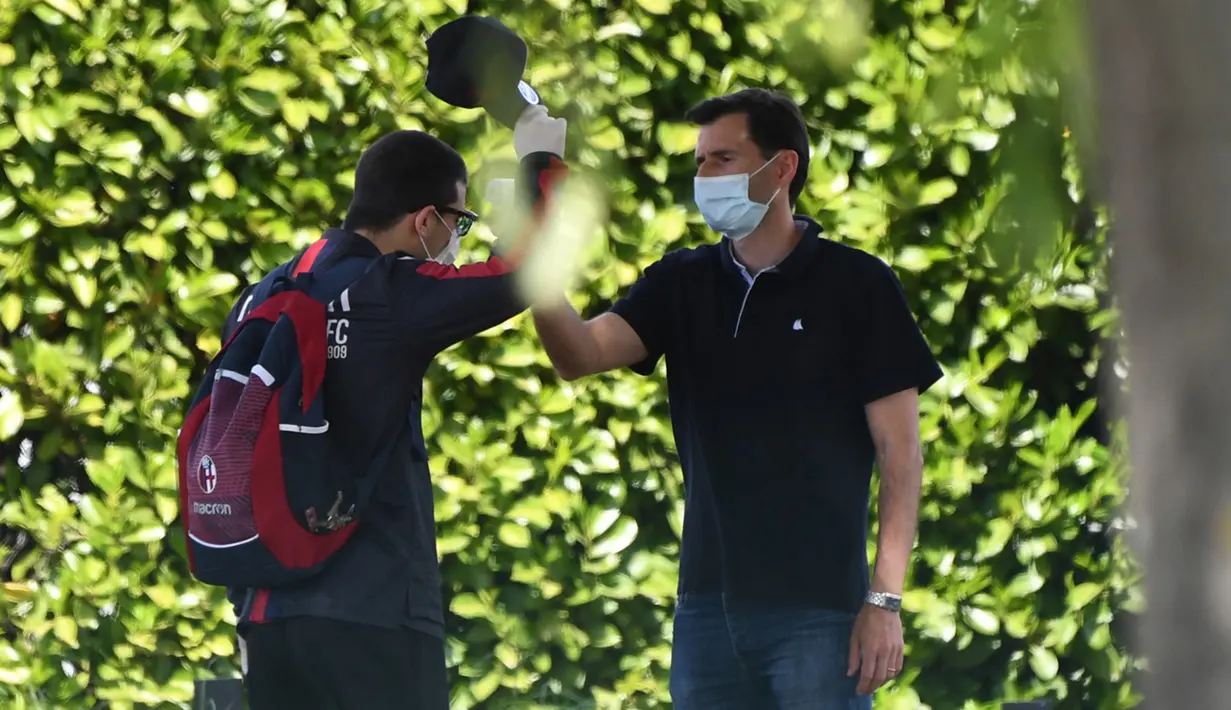 Seorang staf mengukur suhu tubuh pemain Bologna Riccardo Orsolini sebelum mengikuti latihan di Bologna, Italia (5/5/2020). Selain itu, mulai 18 Mei setiap tim dapat menggelar kembali latihan secara berkelompok dan bersiap untuk melanjutkan kembali pertandingan Serie A. (Xinhua/Gianni Schicchi)