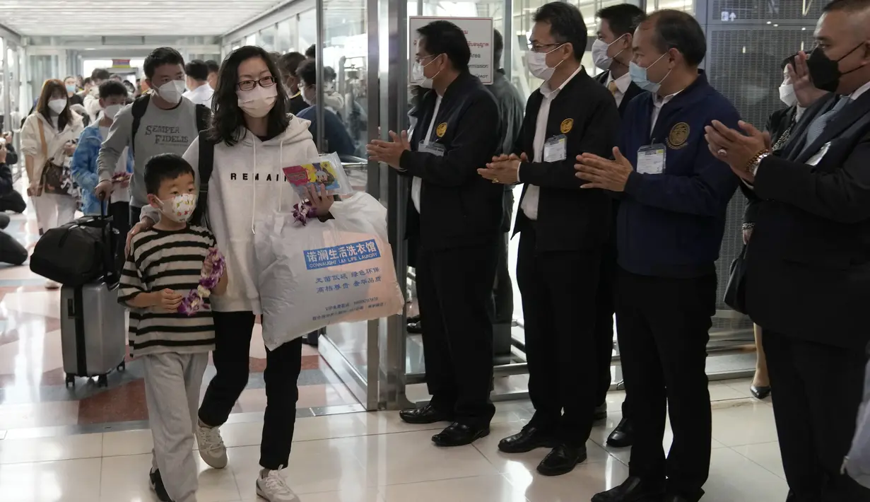 Wisatawan China tiba di Bandara Internasional Suvarnabhumi di provinsi Samut Prakarn, Thailand, Senin (9/1/2023). Thailand berharap dapat menerima sejumlah besar pengunjung dari China lagi setelah Beijing melonggarkan pembatasan perjalanan pada hari Minggu. (AP Photo/Sakchai Lalit)