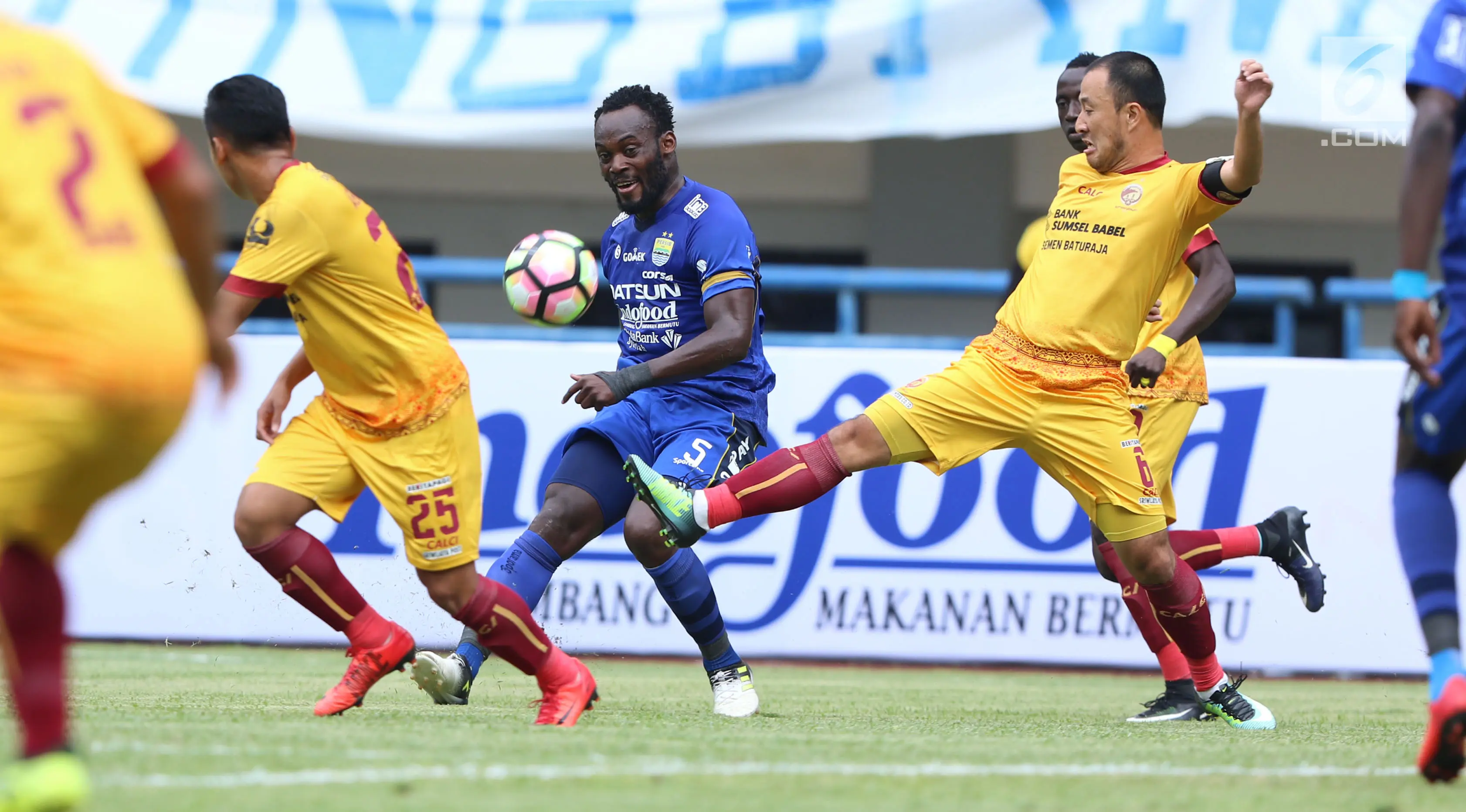 Gelandang Persib, Michael Essien (tengah) mencoba mengoper bola saat laga pembuka Piala Presiden 2018 melawan Sriwijaya FC di Stadion GBLA, Bandung, Selasa (16/1). Persib unggul 1-0. (Liputan6.com/Helmi Fithriansyah)