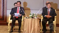 Presiden Joko Widodo (kiri) bersama Wapres Jusuf Kalla bertemu dengan delegasi Organisasi Konferensi Islam (OKI) saat KAA ke-60 di Jakarta, Rabu (22/4/2015). Jokowi mengusulkan pembentukan gugus tugas negara-negara Islam. (Liputan6.com/Herman Zakharia)