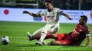 Pemain Cremonese Daniel Ciofani menjegal pemain AC Milan Ismael Bennacer (kiri) pada pertandingan sepak bola Serie A Liga Italia di Stadion Giovanni-Zini, Cremona, Italia, 8 November 2022. Pertandingan berakhir imbang 0-0. (Filippo MONTEFORTE/AFP)