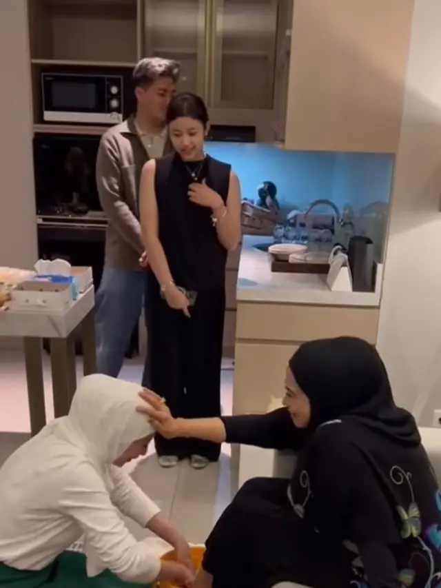 Cuci dan Cium Kaki Ibunda, Ini 6 Momen Ultah Annisa Trihapsari yang Sederhana