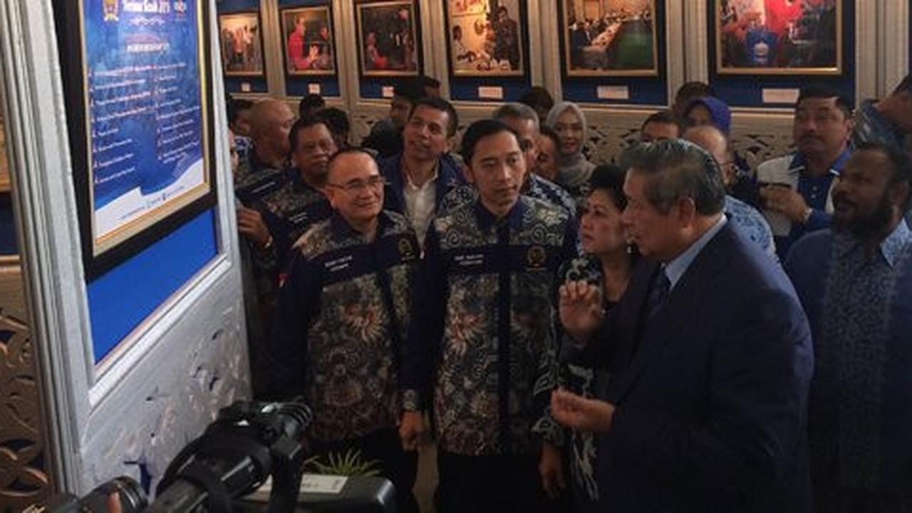 HUT Demokrat ke-14, SBY dan Ani Yudhoyono tinjau pameran foto di DPR
