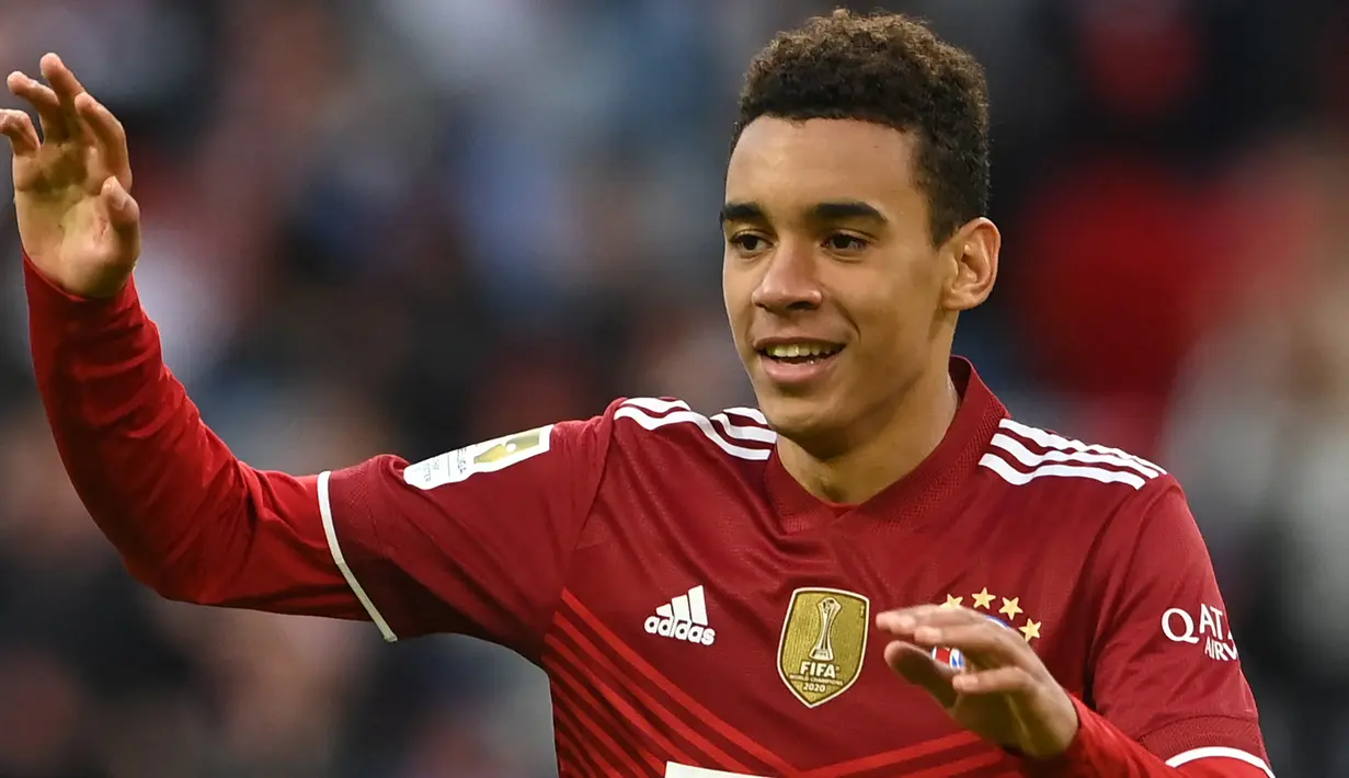 Jamal Musiala. Gelandang serang Bayern Munchen berusia 18 tahun ini memiliki nilai pasar mencapai 50 juta euro atau setara sekitar Rp.820 miliar. Musim ini ia telah bermain 13 laga bersama Bayern Munchen di semua ajang kompetisi dengan torehan 4 gol dan 4 assist. (AFP/Christof Stache)