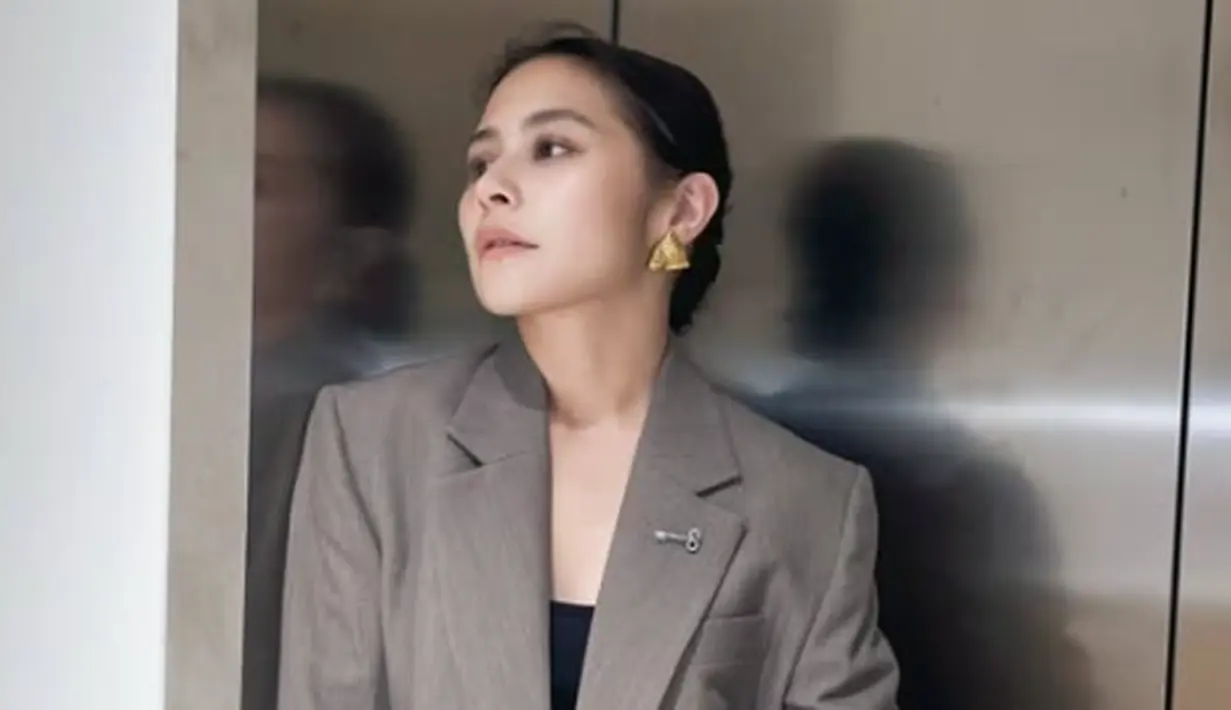 Yang menarik, gaya lady boss Prilly tidak terasa kaku. Ia pintar menyeimbangkan kesan formal dengan sentuhan feminin.   (Foto: Prilly Latuconsina)