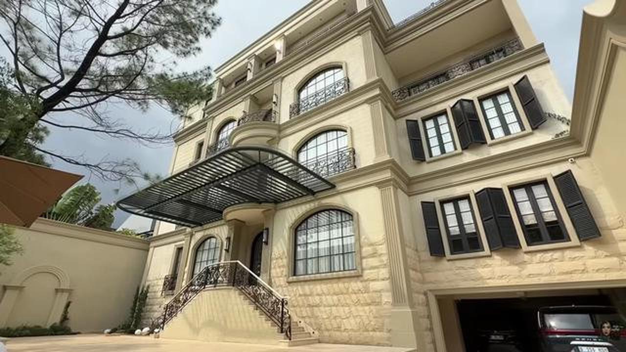 8 Potret Fasad Depan Rumah Tasya Farasya yang Megah dengan Konsep Klasik Modern