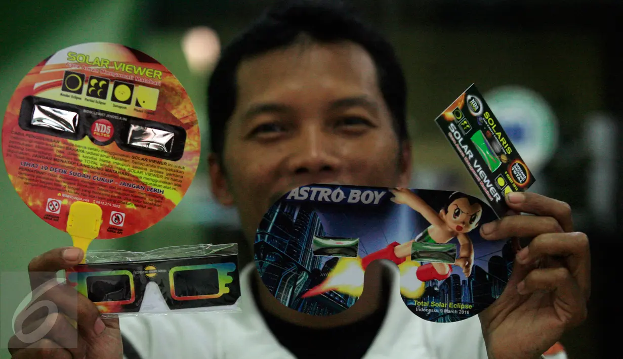 Harsono (42), menunjukkan kacamata dengan filter khusus untuk melihat fenomena gerhana matahari di Jogja Astro Club, Yogyakarta, Minggu (6/3). Kacamata gerhana matahari menjadi buruan warga yang ingin menyaksikan fenomena alam itu (Boy Harjanto)