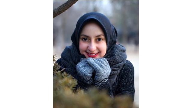 Avi dikenal kerap tampil natural tanpa makeup, kali ini ia berdandan cantik dengan lipstik yang tebal.