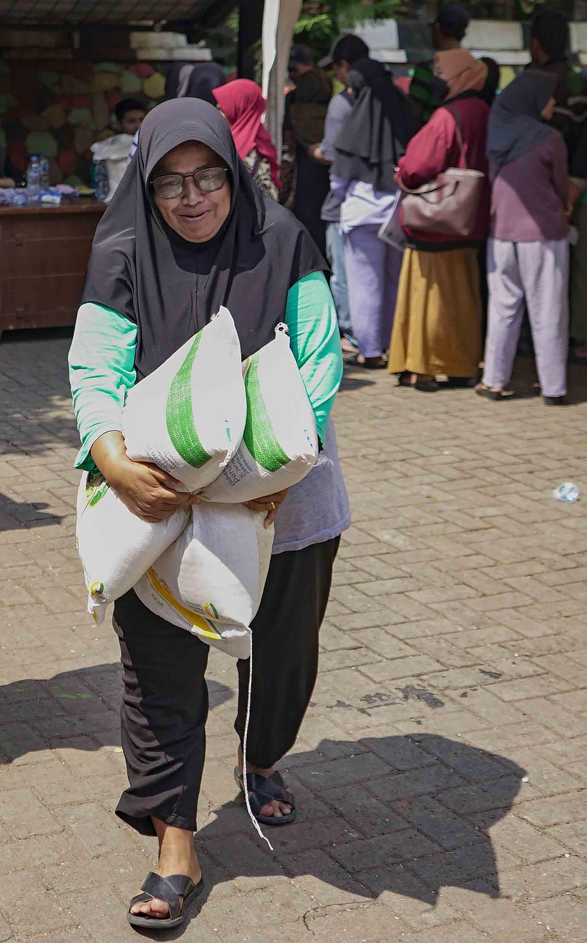 FOTO: 20 Kg Beras untuk Warga Rentan, Pemerintah Gulirkan Bansos Pangan