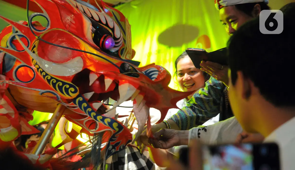 Atraksi tarian Liong saat Bogor Street Festival Cap Go Meh (CGM) 2020 yang digelar di Jalan Surya Kencana, Kota Bogor, Jawa Barat, Sabtu (8/2/2020). Festival bertema "Ajang Budaya Pemersatu Bangsa" dimeriahkan 25 kelompok barongsai-liong dan beragam tarian daerah. (Liputan6.com/Helmi Fithriansyah)