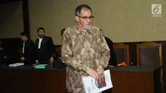 Terdakwa dugaan suap proyek satelit monitoring Bakamla, Nofel Hasan usai mengikuti sidang pembacaan tuntutan di Pengadilan Tipikor, Jakarta, Rabu (21/2). Nofel dituntut lima tahun penjara dan denda Rp 200 juta. (Liputan6.com/Helmi Fithriansyah)