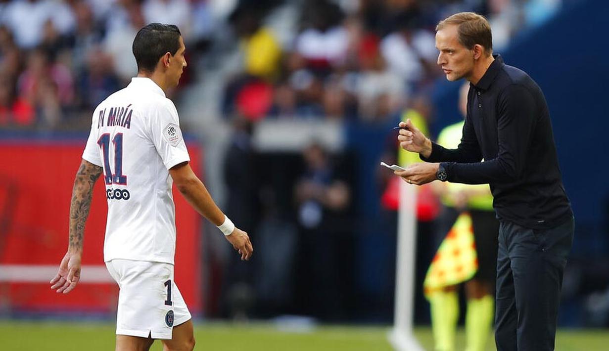 Gelandang PSG, Angel Di Maria, mendapat arahan dari Thomas Tuchel, saat melawan Strasbourg pada laga Liga 1 Prancis di Stadion Parc des Princes, Sabtu (14/9). PSG menang 1-0 atas Strasbourg. (AP/Francois Mori)