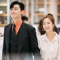 Park Seo Joon dan Park Min Young dikabarkan menjalin cinta di dunia nyata. (Sumber Foto: Soompi)