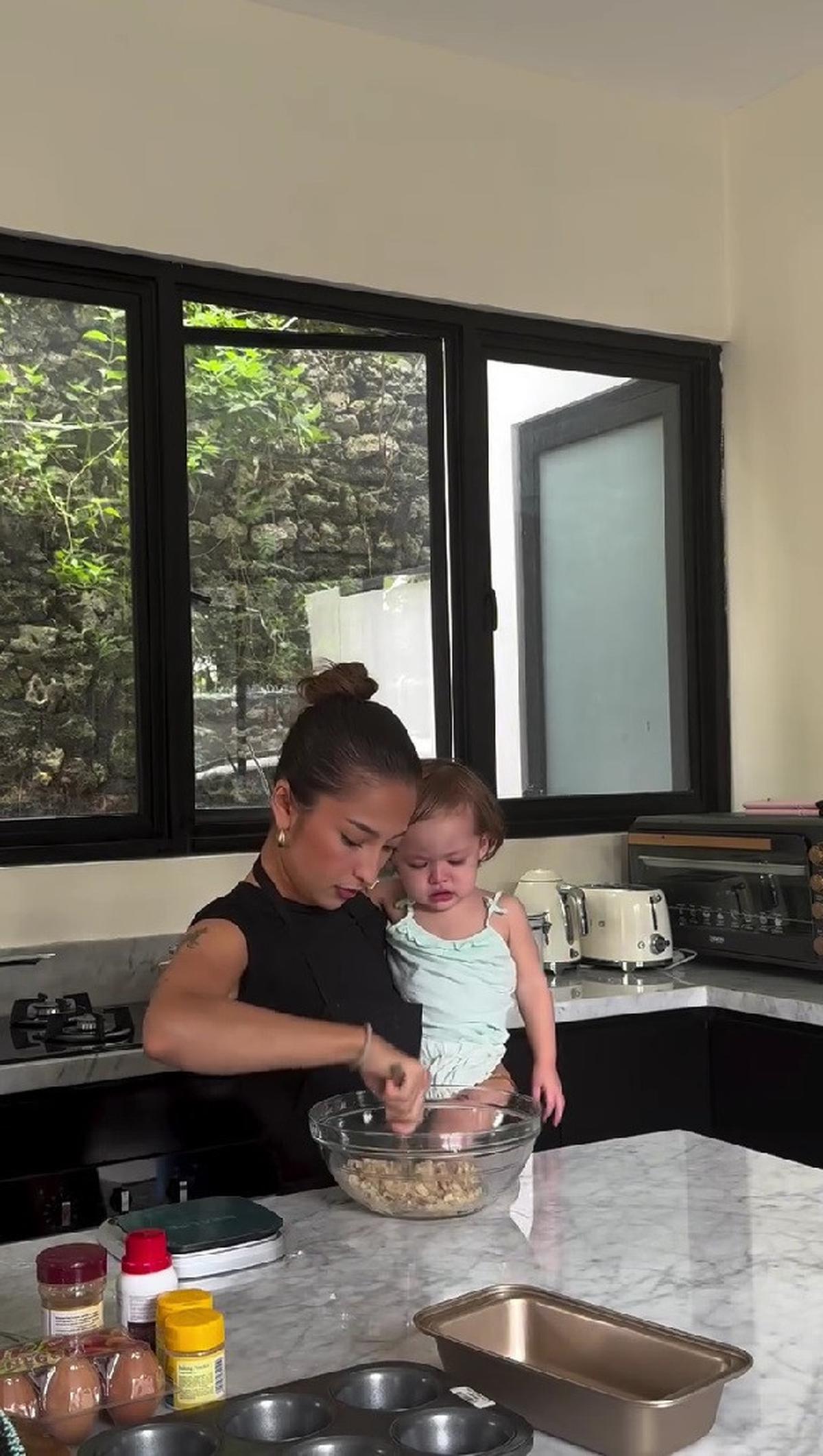 Momen Seru Jennifer Coppen Bikin Kue Bareng Kamari, Jadi Love Language Favorit
