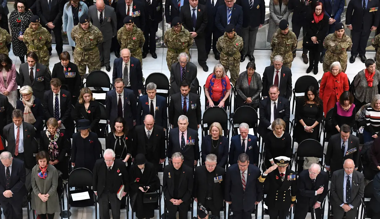 Karyawan mengheningkan cipta selama satu menit untuk memperingati Remembrance Day atau Hari Peringatan di Lloyds of London, Inggris, Jumat (12/11/2021). Remembrance Day adalah hari untuk mengenang jasa para tentara dan pihak-pihak yang berkorban pada Perang Dunia I. (DANIEL LEAL-OLIVAS/AFP)