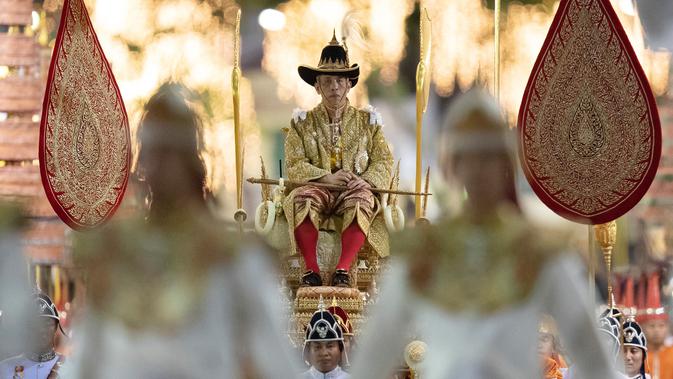 Raja Thailand Maha Vajiralongkorn diarak menggunakan tandu keliling Kota Bangkok, Thailand, Minggu (5/5/2019). Penobatan Maha Vajiralongkorn sebagai Raja Thailand berlangsung dua tahun pasca-selesainya masa berkabung mendiang Raja Bhumibol Adulyadej. (AP Photo/Wason Wanichorn)