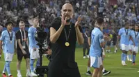 Manajer Manchester City, Pep Guardiola, berhasil membawa timnya menjuarai Piala Super Eropa 2023, setelah membungkam Sevilla dengan skor 5-4 lewat adu penalti di&nbsp;Georgios Karaiskakis Stadium, Piraeus, Kamis (17/8/2023) dini hari WIB. Penentuan pemenang dilakukan lewat adu penalti, karena kedua tim bermain imbang 1-1 selama 2x45 menit. (AP Photo/Petros Giannakouris)