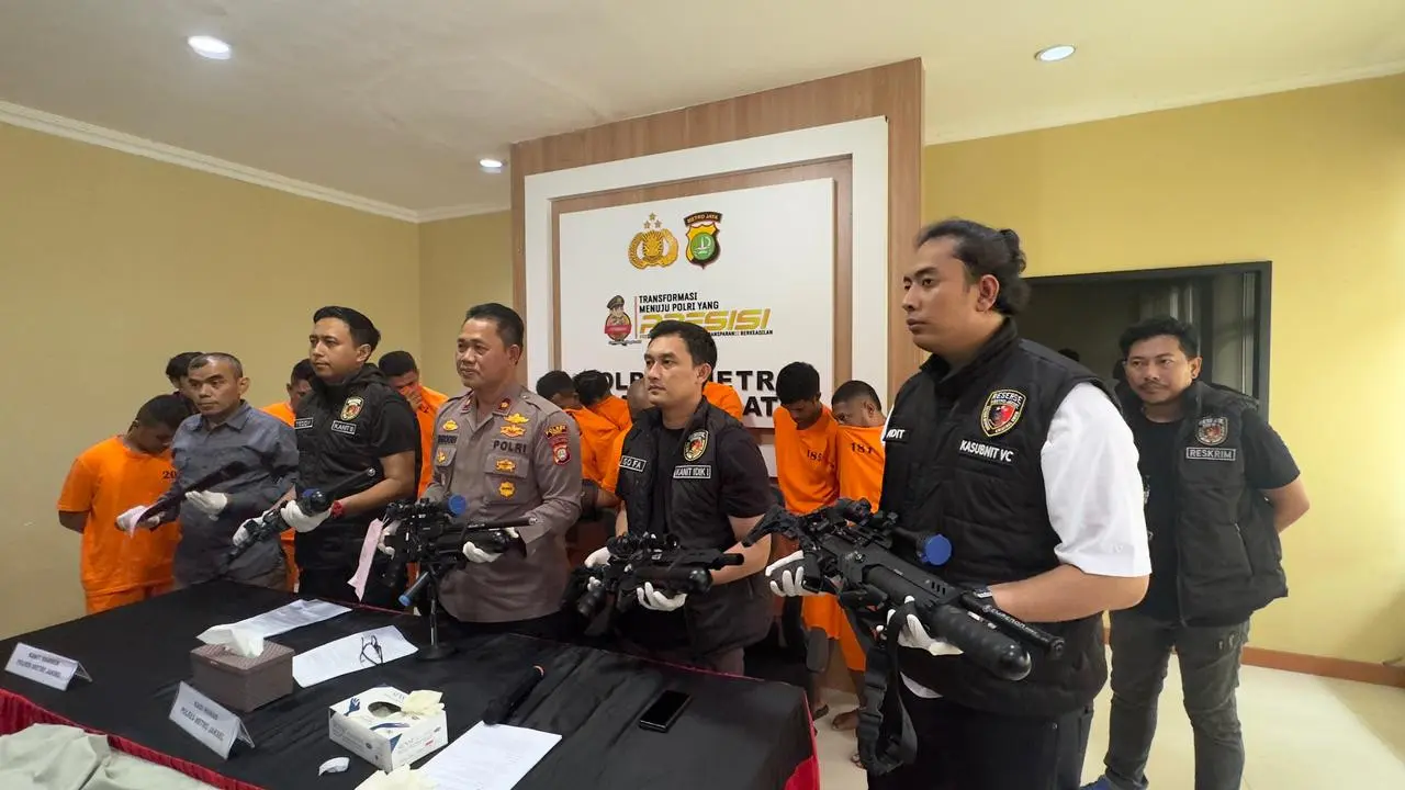 Kanit Krimum Polres Metro Jakarta Selatan AKP Igo Fazar Akbar (baris depan, dua dari kanan) dalam konferensi pers di Jakarta, Jumat (2/5/2025) (Istimewa)
