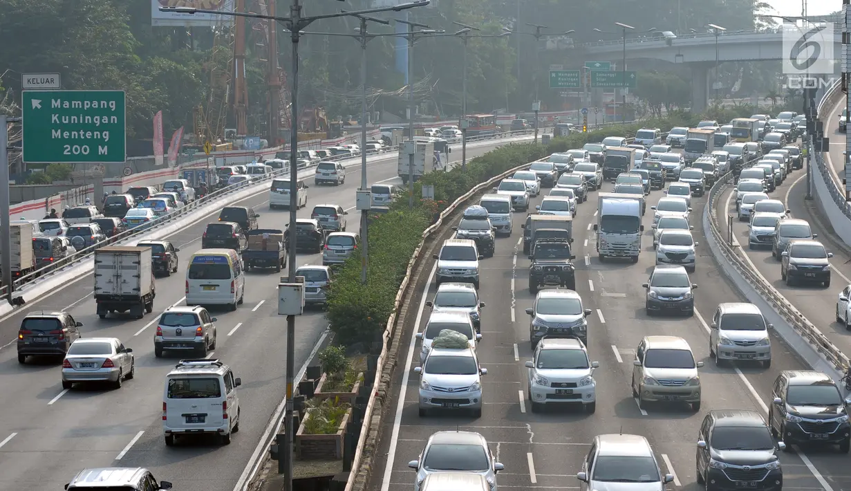 Sejumlah kendaraan melintasi ruas tol dalam kota arah Cawang, Jakarta, Sabtu (9/6). H-6 Hari Raya Idul Fitri 1439 H, ruas tol dalam kota Jakarta masih terlihat padat. (Liputan6.com/Helmi Fithriansyah)