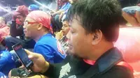 Ketua Viking Persib Club, Yana Umar, asyik berburu Pokemon di sela laga Persib vs Barito di Stadion Pakansari, Cibinong, Sabtu (13/8/2016). (Bola.com/Juprianto Alexander)