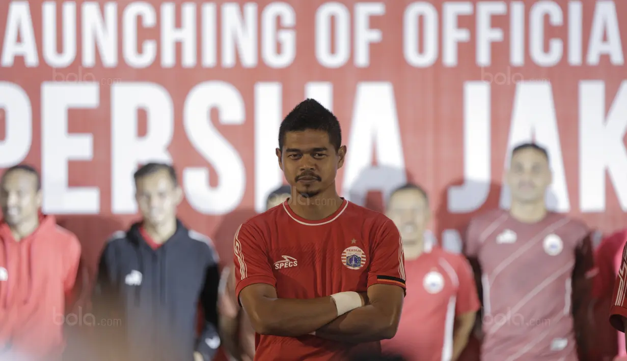 Gaya Bambang Pamungkas  dengan Jersey Home terbaru pada Launching Official Apparel di Springhill, Kemayoran, Jakarta (2/2/2018). Persija Jakarta menggandeng Specs sebagai penyuplai apparel Macan Kemayoran musim 2018/2019. (Bola.com/Nick Hanoatubun)